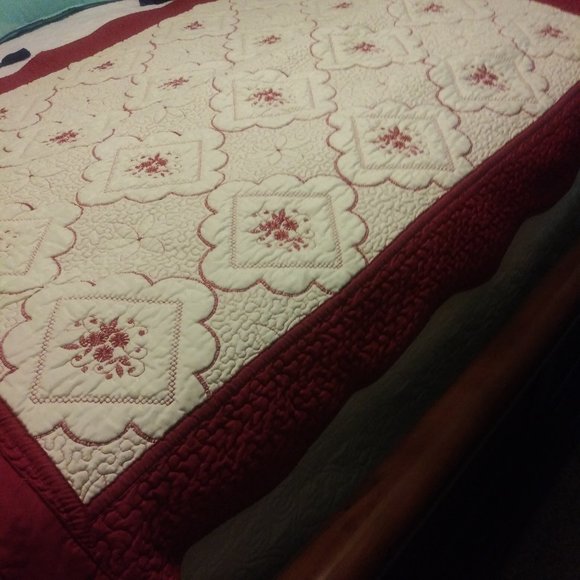 2296 Red & White Embroidered Throw or Wall Hanging - Picture 4 of 6